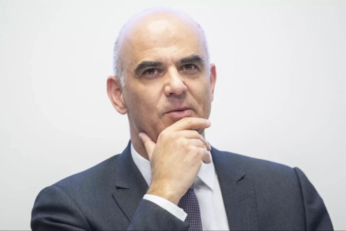 Bundesrat Berset wird mit zwei Fingern an den Haaransatz gekennzeichnet. Alain Berset
