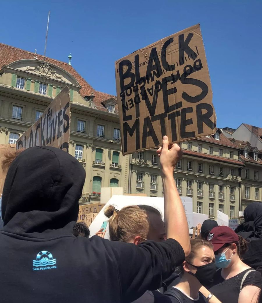 Ein Demonstrant in Bern hält ein Plakat mit der Aufschrift «Black Lives Matter».