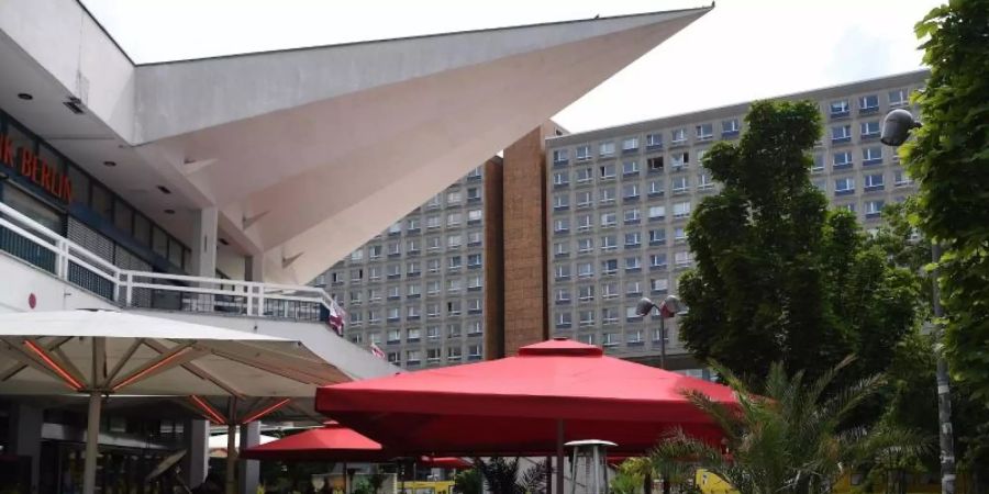 Das Restaurant «MIO Berlin» direkt unter dem Fernsehturm am Alexanderplatz. Foto: Britta Pedersen/dpa-Zentralbild/dpa