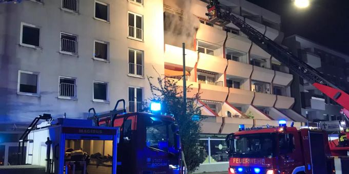 Die Feuerwehr löscht einen Brand in einer Wohnung. (Symbolbild) brand hochhaus