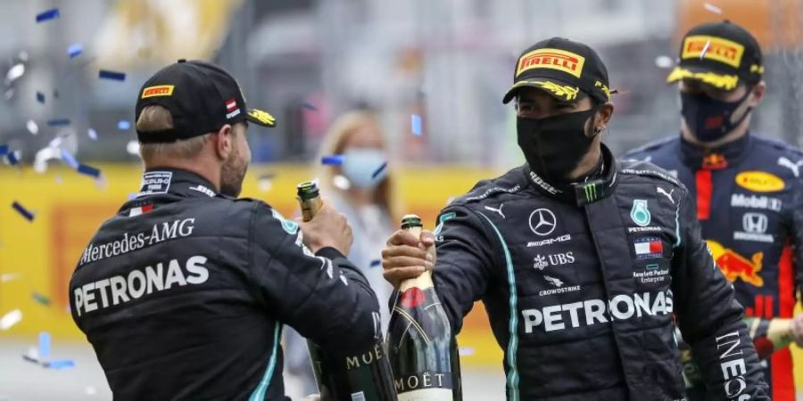 Auch in Budapest in der Favoritenrolle: Lewis Hamilton (r) und Mercedes-Teamkollege Valtteri Bottas. Foto: Leonhard Foeger/Pool Reuters/AP/dpa