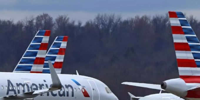 Viele Flugzeuge der American Airlines müssen auf dem Boden bleiben. Foto: Gene J. Puskar/AP/dpa Viele Flugzeuge der American Airlines müssen auf dem Boden bleiben. Foto: Gene J. Puskar/AP/dpa