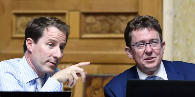 Die SVP-Führungspolitiker Thomas Aeschi (links) und Albert Rösti (rechts) wollen notfalls ein neues Sozialwerk wie die Überbrückungsrente vor das Volk bringen. (Archivbild) Schweizerische Volkspartei, Thomas Aeschi