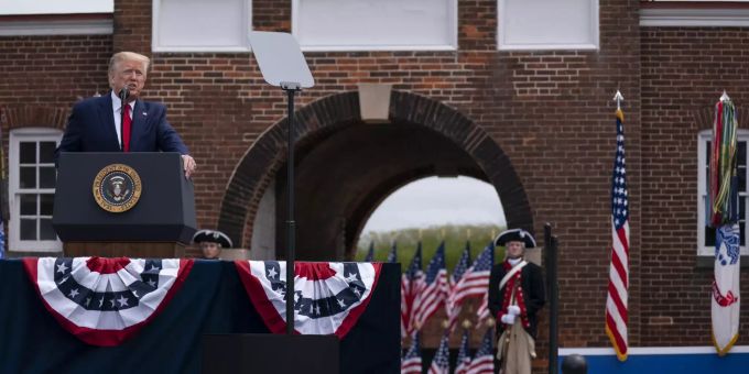 US-Präsident Donald Trump spricht während am Gedenktag für getötete Soldaten und erinnert an die Todesopfer der Corona-Pandemie in den USA. donald trump memorial day