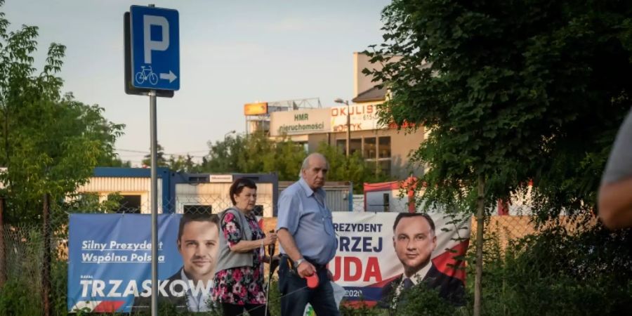 Wahlplakate von Duda und Trzaskowski