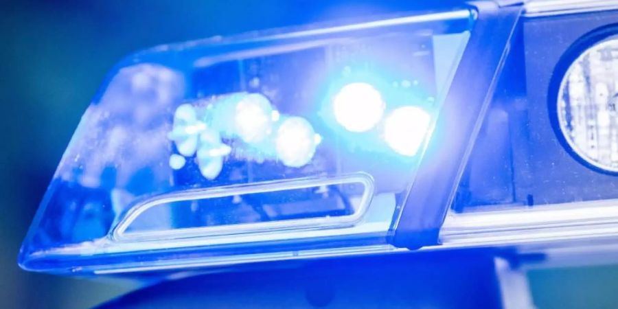 Ein Blaulicht an einer Polizeistreife. Foto: Lino Mirgeler/dpa/Symbolbild
