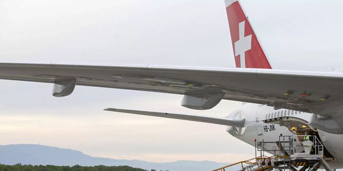 Die Fluggesellschaft Swiss setzt in Zeiten von Corona verstärkt auf Frachtflüge. Geplant ist der Umbau von drei Passagiermaschinen des Typs Boeing 777 für den Transport von Medikamenten und medizinischem Material.(Archivbild) Coronavirus Swiss