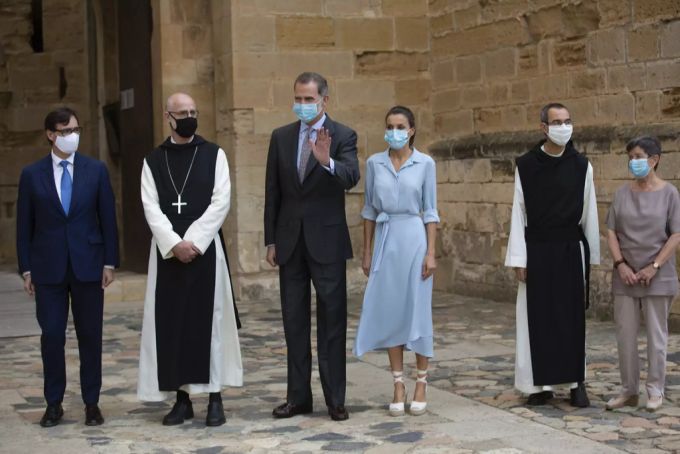 Salvador Illa (links), Gesundheitsminister Spaniens, besucht mit dem spanischen Königspaar die Regionen des Landes. Coronavirus Spanien Salvador Illa
