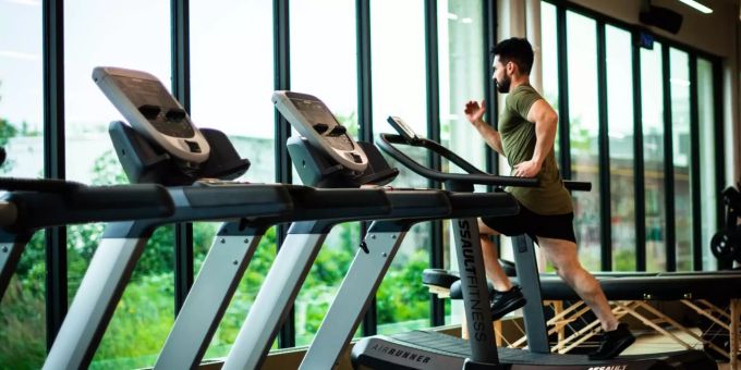 Im Fitnessstudio gibt es unausgesprochene Verhaltensregeln. Mann auf dem Laufband