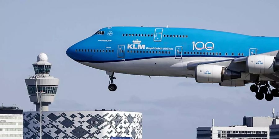 Die Fluggesellschaft Air France KLM erhält eine Finanzspritze im Umfang von 3,4 Milliarden Euro, um die Turbulenzen rund um die Corona-Pandemie meistern zu können. (Archivbild)