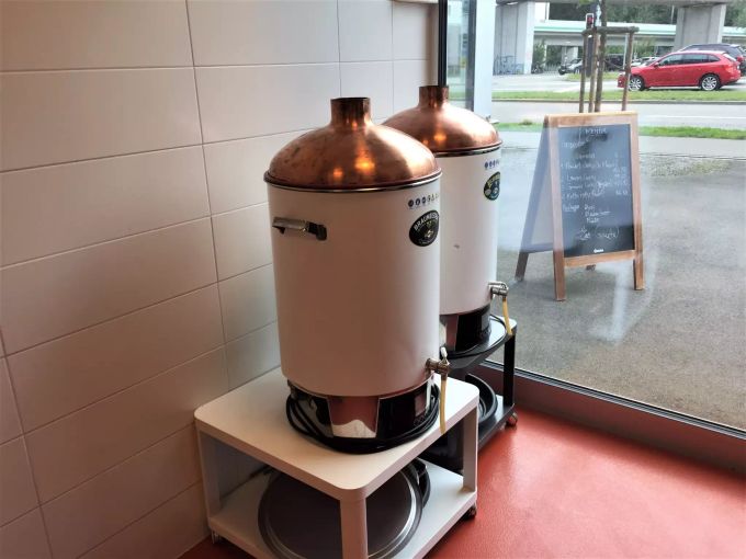 In der Brauanlage werden pro Jahr rund 1'000 Liter Bier gebraut. Monsterbräu Dübendorf