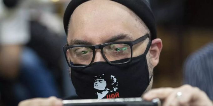 Kirill Serebrennikow vor seiner Anhörung in einem Gerichtssaal. Foto: Pavel Golovkin/AP/dpa Kirill Serebrennikow vor seiner Anhörung in einem Gerichtssaal. Foto: Pavel Golovkin/AP/dpa