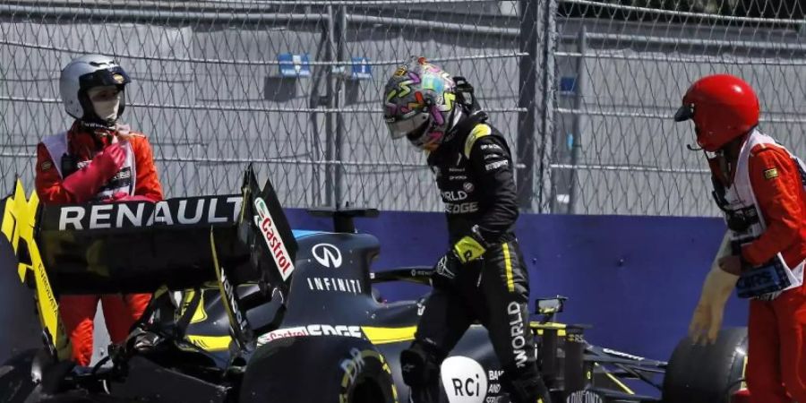 Daniel Ricciardo vom Renault F1 Team steigt aus seinem Wagen, nachdem er in Kurve neun in die Reifenstapel gekracht ist. Foto: Leonhard Foeger/Pool Reuters/AP/dpa