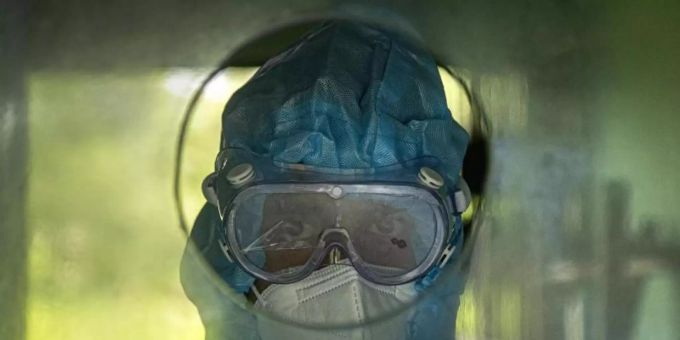 Medizinisches Personal wartet hinter einer Glaswand darauf, Patienten Nasenabstriche zu entnehmen. Indien ist weltweit momentan das Land mit den drittmeisten Corona-Fällen. indien