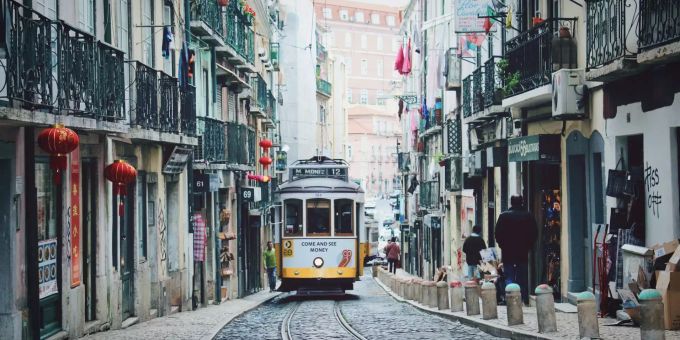 Lissabon gehört zu den günstigen Destinationen. Tram in Lissabon