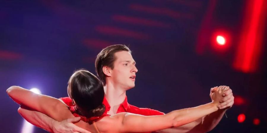 Der Sportler Moritz Hans und die Profitänzerin Renata Lusin haben sich ins Finale der 13. «Let's Dance»-Staffel getanzt. Foto: Rolf Vennenbernd/dpa