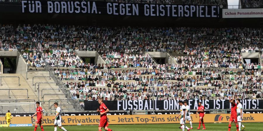 Viele Papp-Fans im Spiel zwischen Gladbach und Leverkusen.