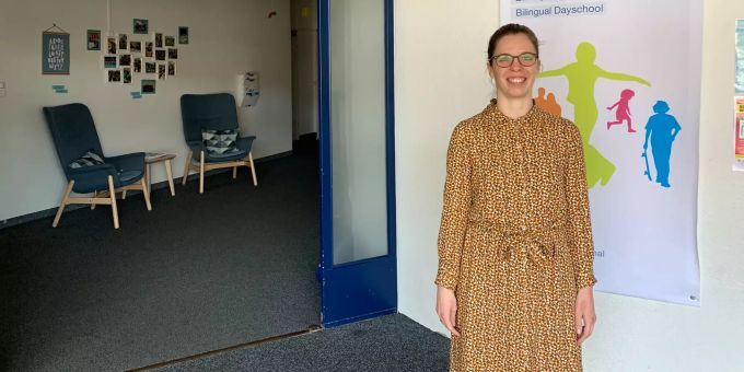 Schulleiterin Pia Mathes im Eingang der Swiss International School in Schönenwerd. Schönenwerd SIS Privatschule