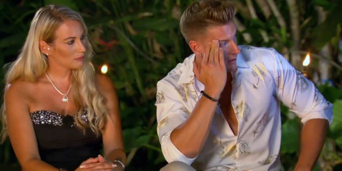«Temptation Island»: Calvin und Pia sehen am Monitor, wie Calvin fremdgeht. Temptation Island