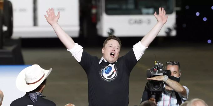 Elon Musk, CEO von Tesla, verdient in der Corona-Krise mehr als erwartet. elon musk