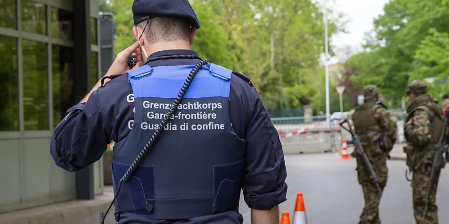 Das Grenzwachkorps wurde während der ausserordentlichen Lage von Soldaten der Armee bei der Überwachung der Grenzen unterstützt. (Archivbild)