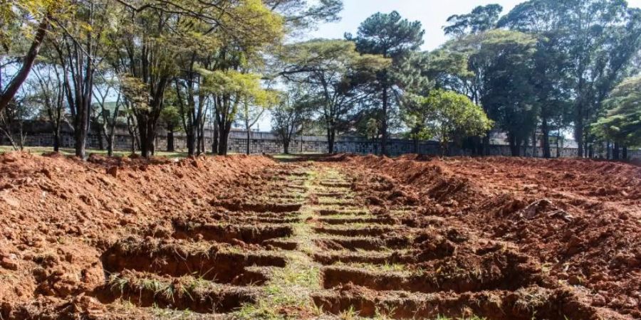 Neu ausgehobene Gräber auf dem Friedhof von Vila Formosa in São Paulo. Foto: Van Campos/TheNEWS2 via ZUMA Wire/dpa