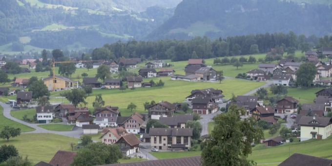 Ein Wolf wanderte am Samstagmorgen durch das Dorf Giswil OW. giswil ow