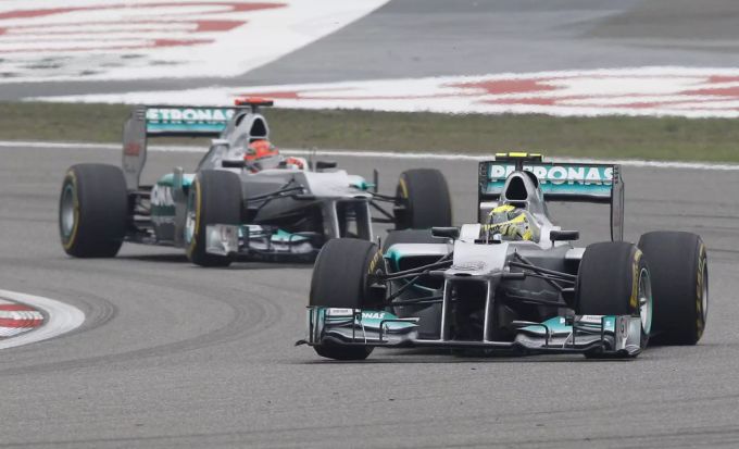Nico Rosberg (vorne) und Michael Schumacher (hinten) am GP von China 2012. Michael Schumacher