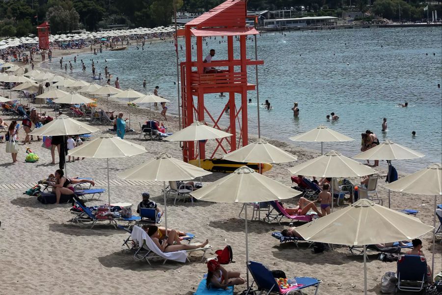 Auch dieser Strand in der Nähe von Athen zog am Wochenende massenweise Menschen an.