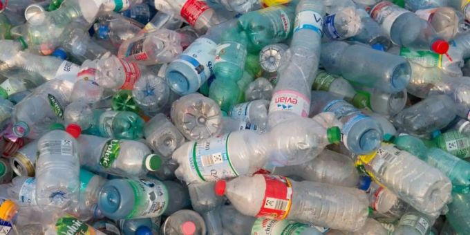 Viele Einwegflaschen aus Plastik liegen auf einem Haufen. Recyclingzentrum
