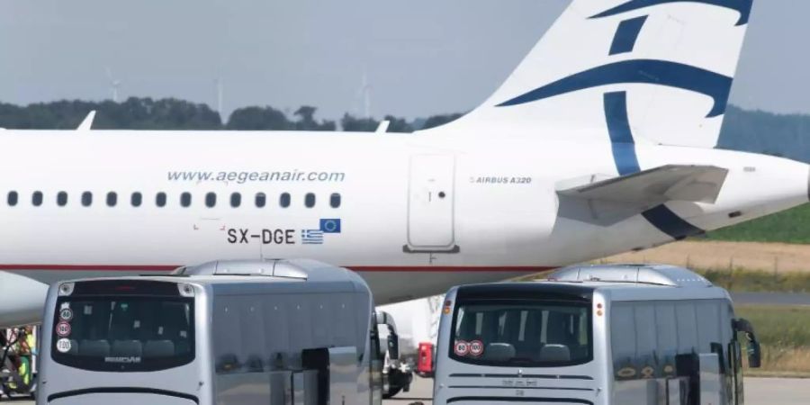 Angekommen: Flüchtlinge aus griechischen Flüchtlingslagern steigen aus dem Flugzeug am Flughafen Kassel-Calden. Foto: Swen Pförtner/dpa