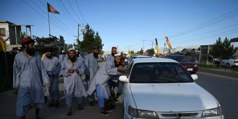 Taliban-Kämpfer halten ein Taxi nach ihrer Freilassung an