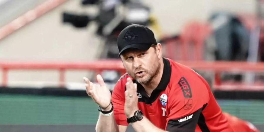 Paderborns Trainer Steffen Baumgart reagiert während des Spiels gegen Union Berlin. Foto: Kay Nietfeld/dpa