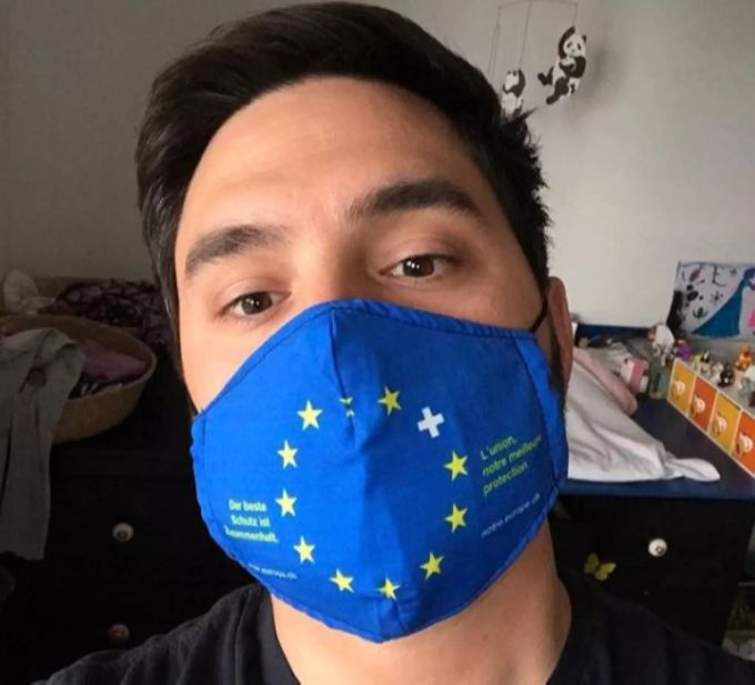 SP-Nationalrat Cédric Wermuth appelliert an die Demo-Teilnehmer, möglichst «corona-konform» zu protestieren – und machts auf seinem Insta-Channel vor. Cédric Wermuth Coronavirus Schutzmaske
