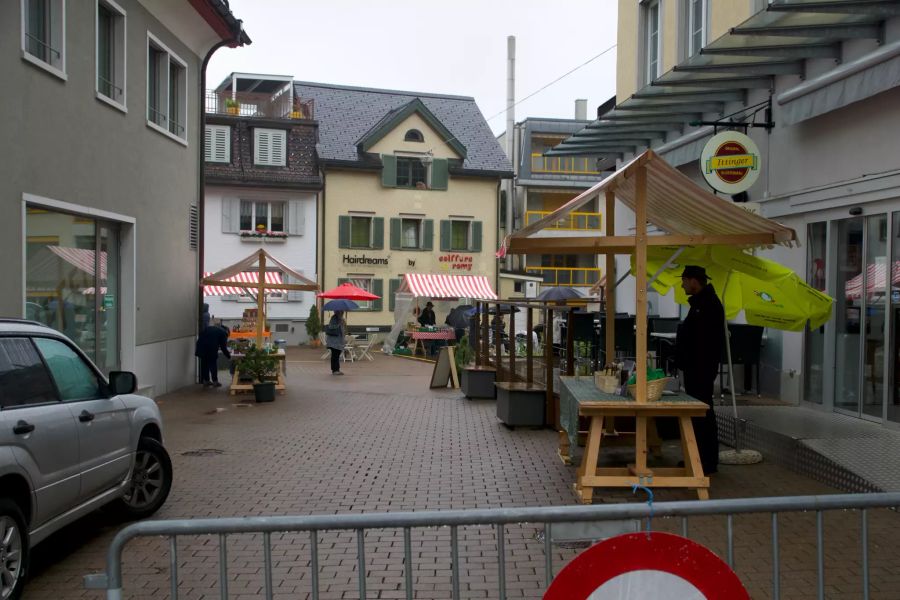 Wegen der Auflagen des Bezirks müssen die Stände mindestens fünf Meter Abstand voneinander haben.