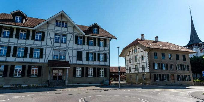 Mehrzwekgebäude (l) und Gemeindebibliothek an der Iffwilstrasse in Jegenstorf - Jegenstorf Mehrzwekgebäude (l) und Gemeindebibliothek an der Iffwilstrasse in Jegenstorf - Jegenstorf