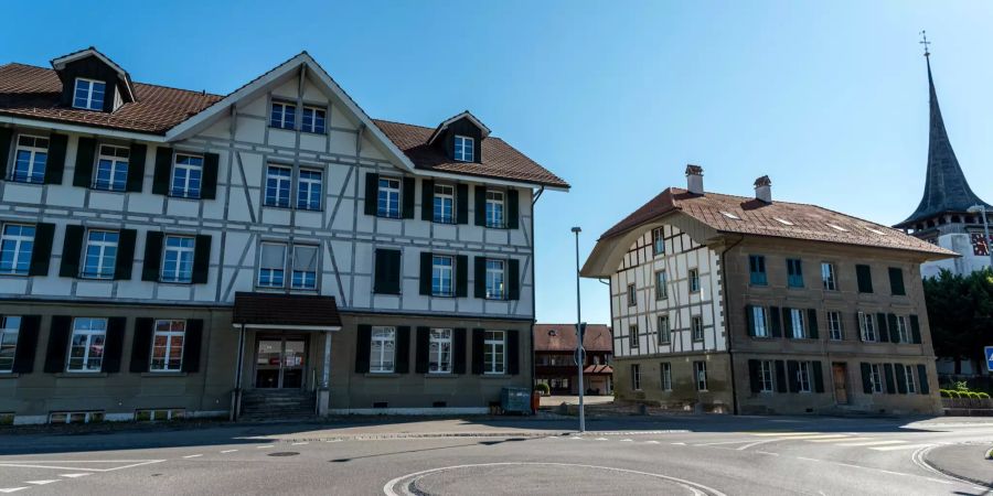 Mehrzwekgebäude (l) und Gemeindebibliothek an der Iffwilstrasse in Jegenstorf.