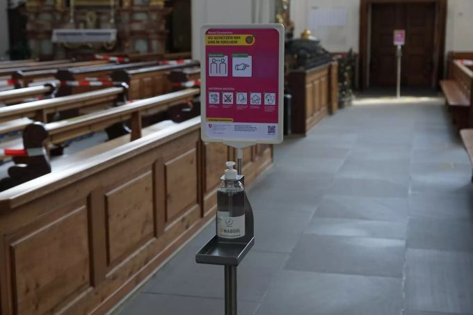 Die Kirchgemeinde stellte an allen Eingängen Desinfektionsmittel zur Verfügung. Desinfektion Kirche