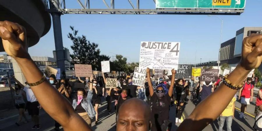 Demonstranten fordern Gerechtigkeit für den Tod des Afroamerikaners ein. Foto: Ringo H.W. Chiu/AP/dpa