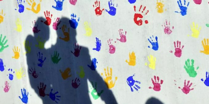 Eltern fühlen sich mit ihren Problemen allein gelassen. Zudem schätzen sie ihre Kinder als zufriedener ein als sich selbst. Foto: Peter Kneffel/dpa Eltern fühlen sich mit ihren Problemen allein gelassen. Zudem schätzen sie ihre Kinder als zufriedener ein als sich selbst. Foto: Peter Kneffel/dpa