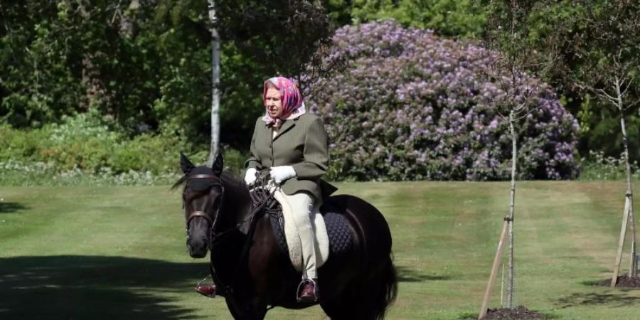 Königin Elizabeth II. reitet auf Fell-Pony Balmoral Fern.