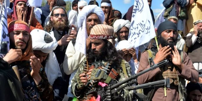 Taliban-Kämpfer und Dorfbewohner feiern das Abkommen von Doha im März gemeinsam Taliban-Kämpfer und Dorfbewohner feiern das Abkommen von Doha im März gemeinsam