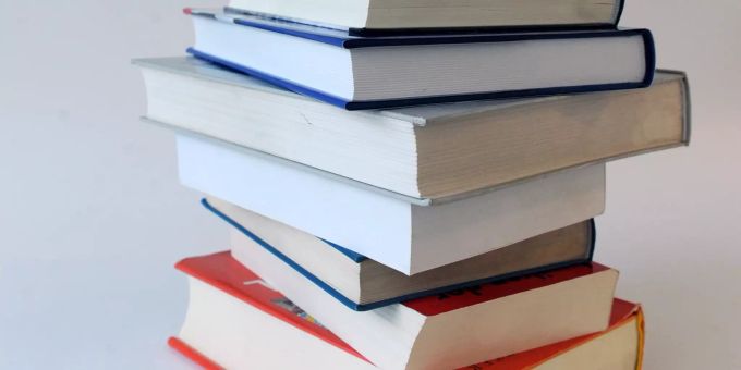 Ein Stapel mit Büchern. (Symbolbild) gabun