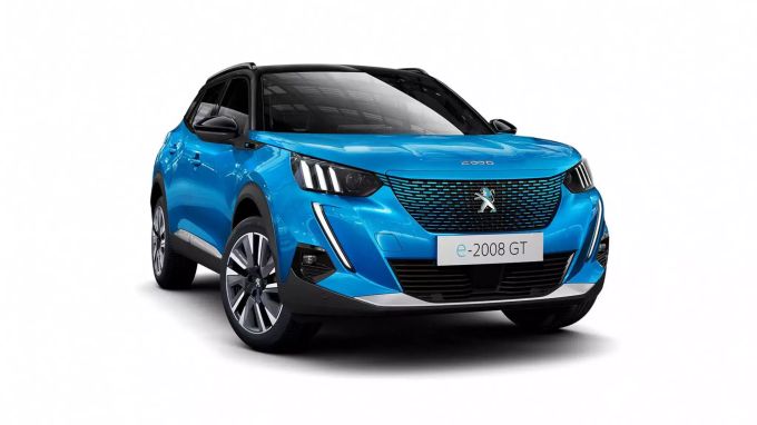 Der Peugeot e-2008 stiftet mit seiner EMP1-Plattform die Technik für den Opel Mokka-e 2020 Peugeot e-2008