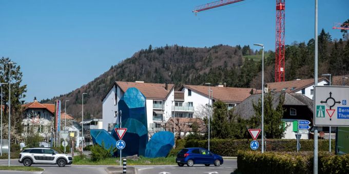 Kreisel Gurnigelstrasse/Blüemlisalpstrasse mit blauem Kristall in Heimberg – Heimberg. Kreisel Gurnigelstrasse/Blüemlisalpstrasse mit blauem Kristall in Heimberg – Heimberg.