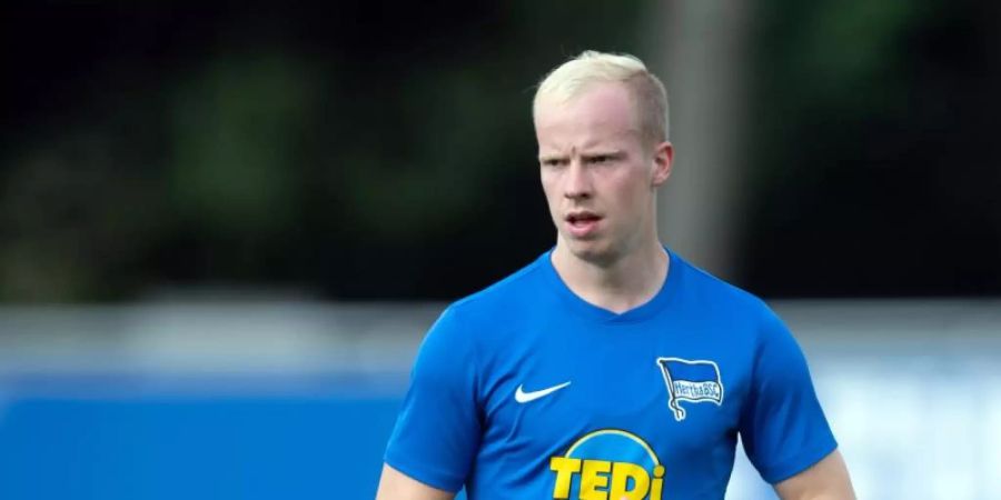 Wird von Hertha BSC an den SC Paderborn ausgeliehen: Dennis Jastrzembski. Foto: Soeren Stache/dpa