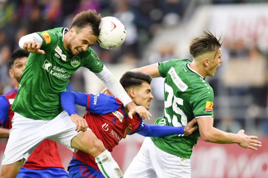 Raoul Petrette wird in die Zange des FC St.Gallen genommen.