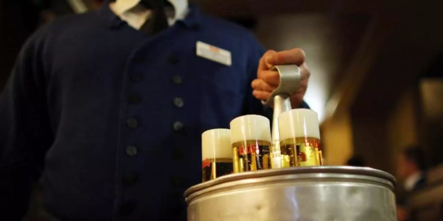 Vor allem kleine Unternehmen, die auf die Gastronomie angewiesen sind, trifft die Krise - etwa Kölsch-Brauereien. Foto: Oliver Berg/dpa