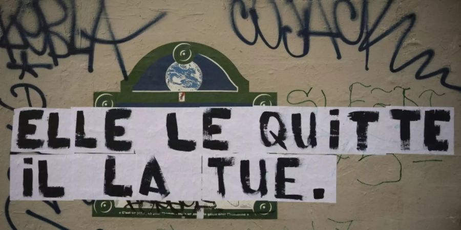 «Sie verlässt ihn - er tötet sie» - Wandspruch in Paris