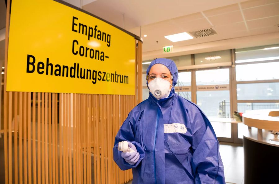 Medizinisch-Technische Assistentin (MTA) Hassana Aazour im Corona-Behandlungszentrum auf der Nordtribüne des Signal Iduna Park.